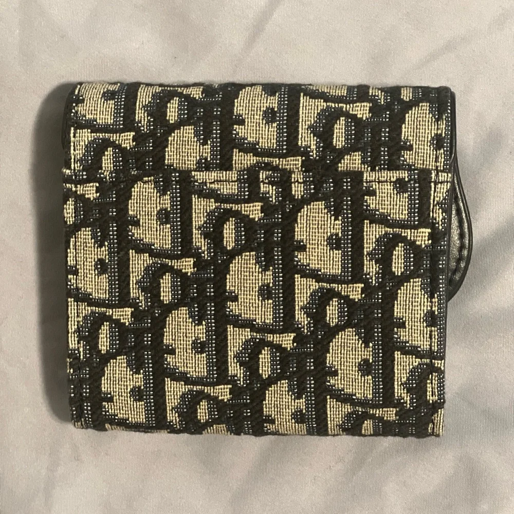 Saddle Lotus Wallet
Blue Dior Oblique Jacquard - Picture 2 of 4